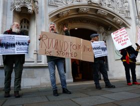 "غير آمنة".. المحكمة العليا في بريطانيا ترفض ترحيل اللاجئين إلى رواندا