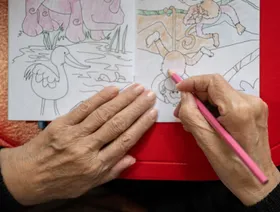 "التلوين" وسيلة الكبار لممارسات صحة نفسية جيدة