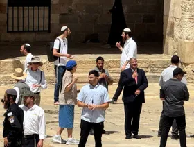الإمارات تستدعي السفير الإسرائيلي وتبلغه إدانتها "الانتهاكات المشينة" في القدس