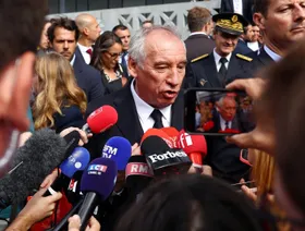 وسط مخاوف من "نموذج إيطاليا".. العجز المالي والانقسام السياسي يهددان حكومة فرنسا