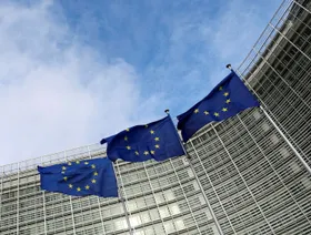 مع اقتراب مهلة ترمب.. أوروبا تستعد لقبول رسوم أميركا الجمركية وتتفاوض على استثناءات