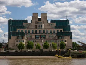 رئيسة الاستخبارات البريطانية: خط الجبهة بات في كل مكان مع تنامي "التهديد الروسي"