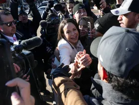 زعيمة المعارضة الفنزويلية تلتقي ترمب وتهديه "ميدالية جائزة نوبل للسلام"