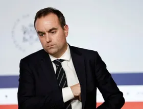 رئيس وزراء فرنسا يعتزم زيادة الضرائب على الشركات الكبرى لـ"استرضاء اليسار"