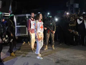 "حماس" تشترط وقفاً جوياً وفتح الممرات لضمان إيصال المساعدات للمحتجزين