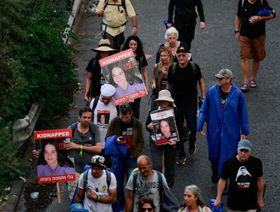 عائلات أسرى إسرائيليين تبدأ مسيرة احتجاجية إلى مقر نتنياهو