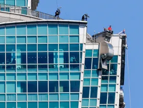 متسلق صخور أميركي يبلغ قمة ناطحة "تايبيه 101" من دون حبال