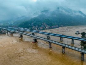الصين تصدر أعلى مستوى إنذار بعد أمطار وفيضانات في جنوب البلاد