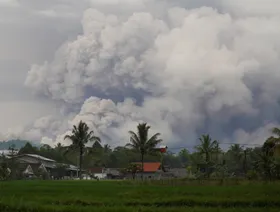 إندونيسيا.. مشاهد بركان هائل تشق السماء بسحب رماد ضخمة