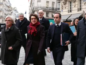 بعد تهديدات حجب الثقة.. حكومة فرنسا تلوح بانتخابات تشريعية مبكرة في مارس