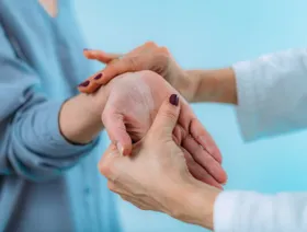 ألم الرسغ.. نصائح أساسية للحماية
