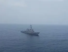 إيران: حذرنا مدمرة أميركية اقتربت من مياهنا.. وواشنطن تنفي