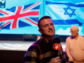 ناشط بريطاني مناهض للهجرة يدعو في إسرائيل لدعم نايجل فاراج