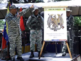 تحسباً لهجوم أميركي.. الجيش الفنزويلي يستعد لحرب عصابات