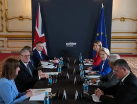 بريطانيا.. ضغوط نقابية على حكومة ستارمر للعودة إلى الاتحاد الجمركي الأوروبي