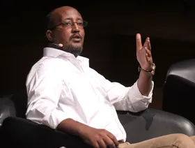 الروائي السوداني حمّور زيادة لـ"الشرق": الكتابة في بلادي عمل بطولي