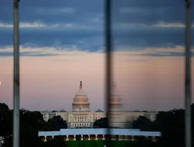 الإغلاق الحكومي في أميركا.. تباطؤ حركة الطيران وتحركات لوقف الإعانات الغذائية