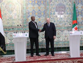 تبون يلتقي البرهان بالجزائر ويحذر من "التدخلات الخارجية" في السودان