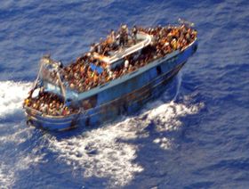 اليونان تسقط الاتهامات عن 9 مصريين في حادث غرق قارب المهاجرين