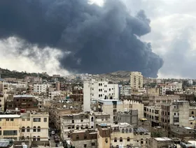 غارات إسرائيلية على صنعاء.. والحوثيون: عدوان يستهدف المطار ومحطات كهرباء ومصنع إسمنت