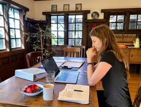 الذكاء الاصطناعي يعيد تشكيل الوظائف.. لا إلغاءها