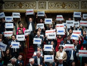 قانون الهجرة الفرنسي.. احتفاء يميني واستقالات محتملة في حكومة ماكرون