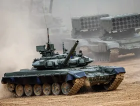 "قدرات فريدة في أوكرانيا".. دبابة T-80 تعود بقوة لوحدات النخبة الروسية