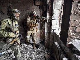 من المدفعية إلى الدراجات النارية... كيف حولت روسيا استراتيجيتها العسكرية في أوكرانيا؟