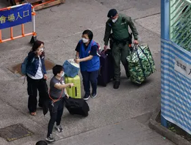 هونج كونج.. المتضررون من "حريق الأبراج" يعودون لاستعادة أمتعتهم