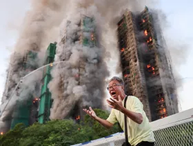 شاهد.. حريق ضخم يلتهم أبراجاً سكنية في هونج كونج