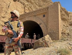 باكستان.. انفجار قنبلة وسط تجمع شعبي يودي بحياة 11 شخصاً