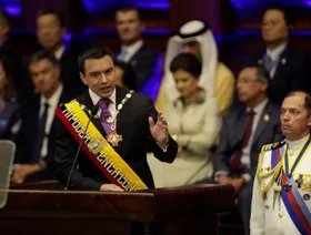 رئيس الإكوادور ينجو من محاولة اغتيال.. ووزير: 500 شخص رشقوا سيارته بالحجارة