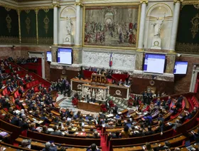 لتفادي الإغلاق.. البرلمان الفرنسي يقر تشريعاً طارئاً للموازنة