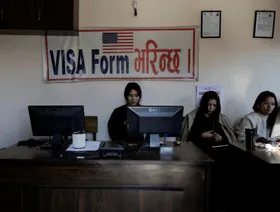 بينها مصر والعراق.. واشنطن "تعلق مؤقتاً" إصدار تأشيرات الهجرة لمواطني 75 دولة