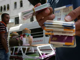 الحكومة الفلسطينية تدفع 60% من رواتب أكتوبر لموظفيها وسط تفاقم الأزمة المالية