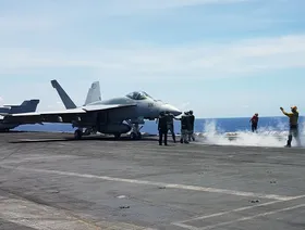 سقوط مقاتلة F-18 من حاملة طائرات أميركية أثناء تفادي "هجوم حوثي"