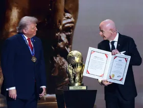 في حفل قرعة كأس العالم.. ترمب يفوز بجائزة فيفا للسلام