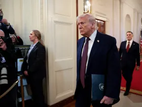 من التهديد إلى التأجيل.. كيف تغيرت مواقف ترمب بشأن ضربة عسكرية ضد إيران؟