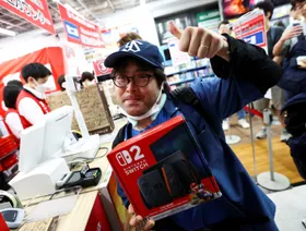 هواة الألعاب الإلكترونية يصطفون في طوابير لشراء "نينتندو سويتش 2"