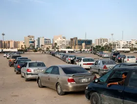 طوابير طويلة ومحطات مغلقة.. أزمة البنزين تتجدد في مدن ليبية
