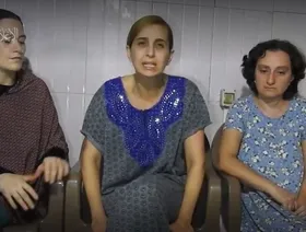محتجزة لدى حماس توبخ نتنياهو: أنت تقتلنا.. أطلق سراح الأسرى الفلسطينيين