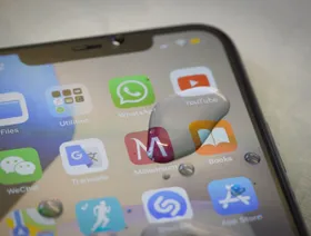 ماذا تفعل مع هاتف آيفون المُبلل؟.. لا تغمسه في الأرز أبداً