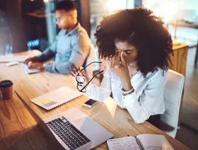 إجهاد العين.. 6 نصائح لتفادي خطر التعرض لشاشات الكمبيوتر والتلفزيون