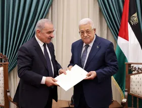الرئيس الفلسطيني يقبل استقالة حكومة اشتية ويكلفه ووزراءه بتسيير الأعمال