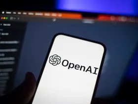أبل تجدد محادثاتها مع OpenAI لتقديم مزايا الذكاء الاصطناعي على "آيفون"