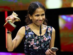 مخرجة فرنسية سنغالية تفوز بجائزة "الدب الذهبي" في برلين السينمائي