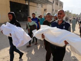 إسرائيل تقتل عشرات الفلسطينيين أثناء انتظارهم المساعدات في غزة