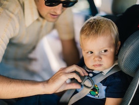 مقاعد الأطفال بالسيارة.. 9 أخطاء شائعة يمارسها الآباء