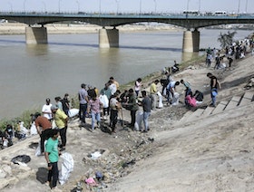 العراق.. حملة شبابية تطوعية لتنظيف نهر دجلة