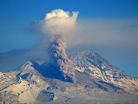 روسيا.. ثوران بركان شيفيلوتش يرسل سحابة رماد بارتفاع 15 كيلومتراً
